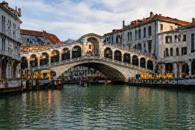 Rialto Bridge over the Grand Canal in Venice, private chauffeur transfer to Venice