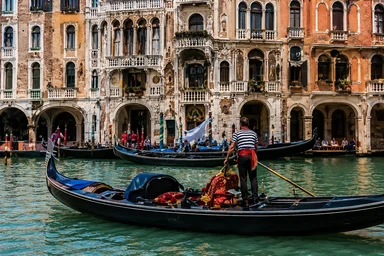Traditional gondola on the Grand Canal in Venice, private chauffeur transfer to Venice